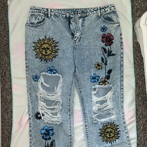 Women’s light wash ripped jeans with floral prints. Fit: baggy. Great condition.